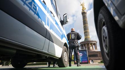 Polizeieinheiten standen schon vor dem Besuch des ukrainischen Präsidenten Selenskyj am großen Stern vor der Siegessäule. Der ukrainische Präsident Selenskyj kam zu einem eintägigen Besuch nach Berlin.