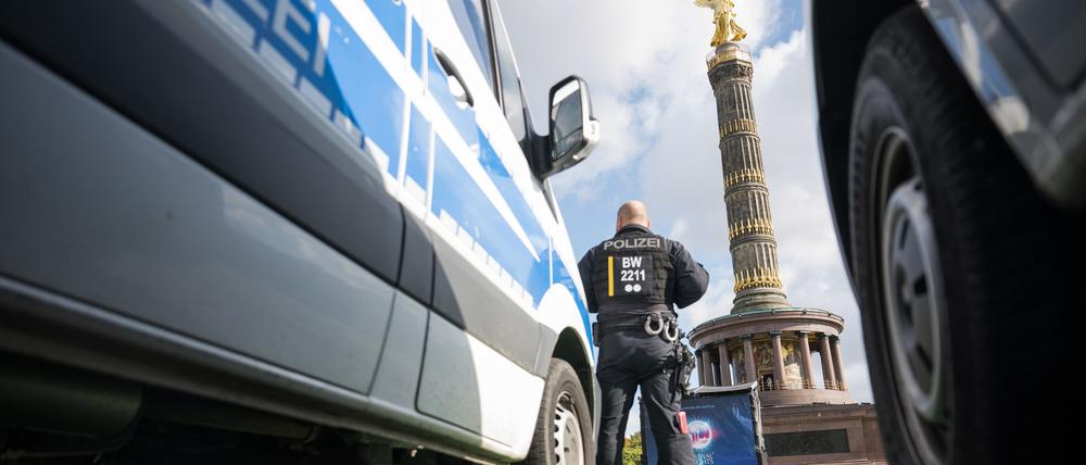 Polizeieinheiten standen schon vor dem Besuch des ukrainischen Präsidenten Selenskyj am großen Stern vor der Siegessäule. Der ukrainische Präsident Selenskyj kam zu einem eintägigen Besuch nach Berlin.