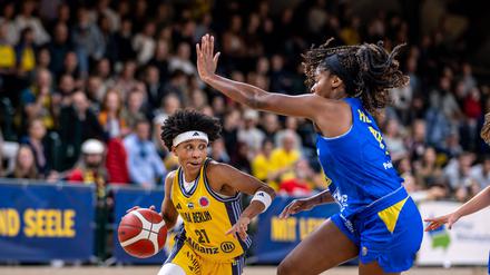 Eine Nummer zu groß. Deeshyra Thomas (links) verlor mit Alba gegen Gdynia (Ruthy Hebard).