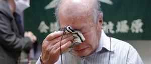Shigemitsu Tanaka, Mitglied von Nihon Hidankyo, der den Atombombenangriff auf Nagasaki 1945 überlebt hat, weint nach der Bekanntgabe des Friedensnobelpreisträgers 2024 in Nagasaki.