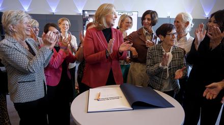 Übergabe des Manifests für Parität in deutschen Parlamenten der Initiative #ParitätJetzt an Bundestagspräsidentin Bärbel Bas (m), SPD, MdB, durch die InitiatorInnen. Hier nach ihrer Unterschrift auf dem Deckblatt.
