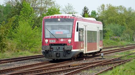 Ein Schienenbus der Linie RB73 der Hanseatischen Eisenbahn GmbH (Hans) fährt in Richtung des Bahnhofs. (Archivbild)