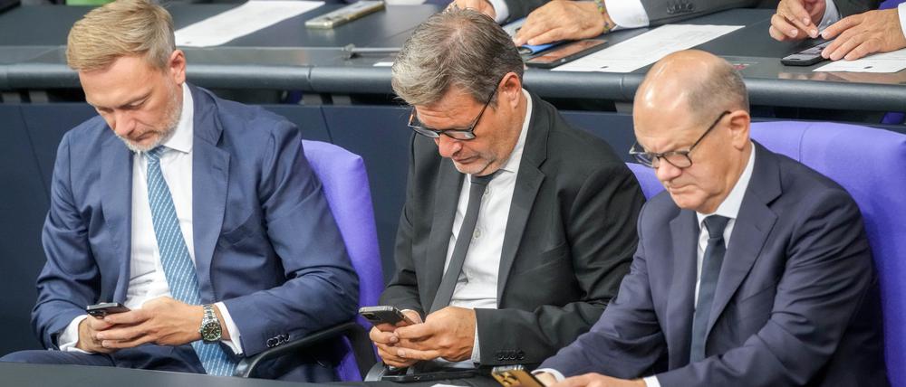 Die Etatprobleme nehmen kein Ende: Christian Lindner, Robert Habeck und Olaf Scholz im Bundestag.