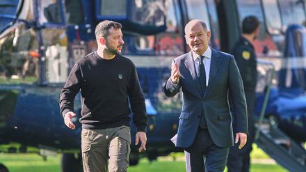 Olaf Scholz hat seinen Gast Wolodymyr Selenskyj direkt am Hubschrauber im Garten des Bundeskanzleramts abgeholt.