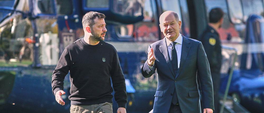 Olaf Scholz hat seinen Gast Wolodymyr Selenskyj direkt am Hubschrauber im Garten des Bundeskanzleramts abgeholt.