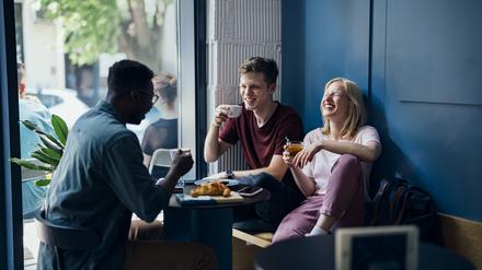 Studierende im Café.