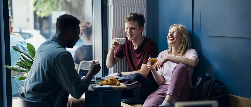 Studierende im Café.