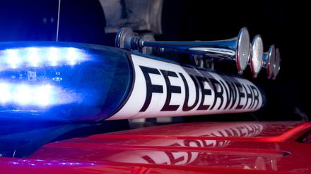 Ein Fahrzeug der Feuerwehr mit der Aufschrift „Feuerwehr“ (Symbolbild).