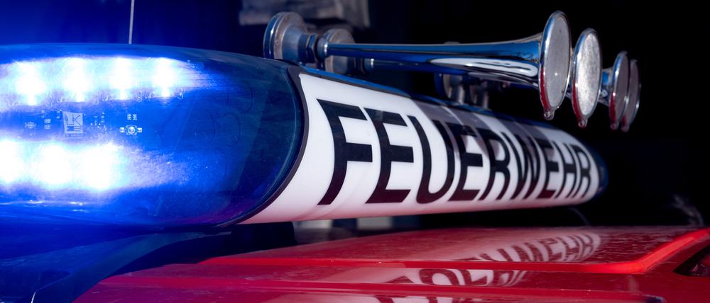 Ein Fahrzeug der Feuerwehr mit der Aufschrift „Feuerwehr“ (Symbolbild).