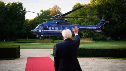 Tschüss, Wolodymyr: Bundespräsident Frank-Walter Steinmeier verabschiedet seinen ukrainischen Amtskollegen Selenskyj im Park von Schloss Bellevue.