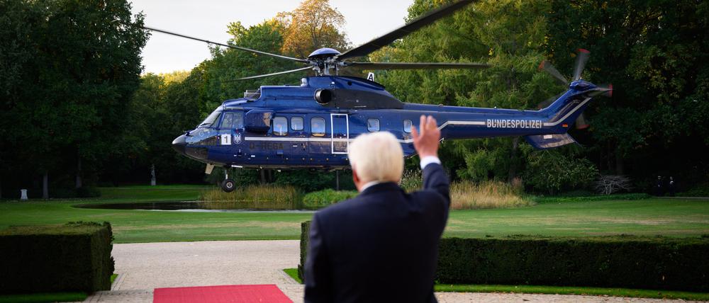 Tschüss, Wolodymyr: Bundespräsident Frank-Walter Steinmeier verabschiedet seinen ukrainischen Amtskollegen Selenskyj im Park von Schloss Bellevue.