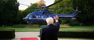Tschüss, Wolodymyr: Bundespräsident Frank-Walter Steinmeier verabschiedet seinen ukrainischen Amtskollegen Selenskyj im Park von Schloss Bellevue.