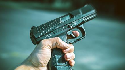 FOTOMONTAGE, Männerhand mit Waffe, Waffengewalt *** FOTOMONTAGE, male hand with weapon, gun violence