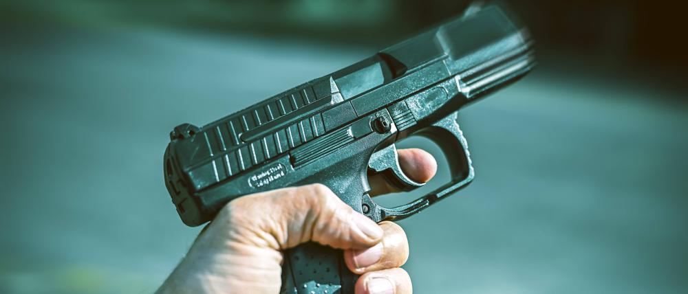 FOTOMONTAGE, Männerhand mit Waffe, Waffengewalt *** FOTOMONTAGE, male hand with weapon, gun violence