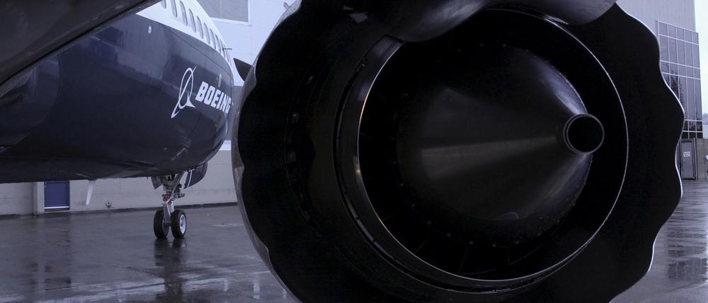 FILE PHOTO: An engine of a Boeing 737 MAX is seen while the plane sits outside the hangar during a media tour of the Boeing 737 MAX at the Boeing plant in Renton, Washington December 8, 2015.  REUTERS/Matt Mills McKnight/File Photo