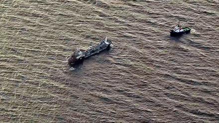 Das brennende Tankschiff „Annika“ soll im Rostocker Hafen gelöscht werden.