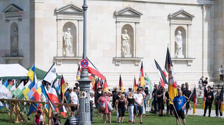 Sogenannte Reichsbürger demonstrieren auf dem Königsplatz in München. Titel der Veranstaltung ist: „Das große Treffen der Bundesstaaten, Heimath und Weltfrieden“. (Archivfoto)