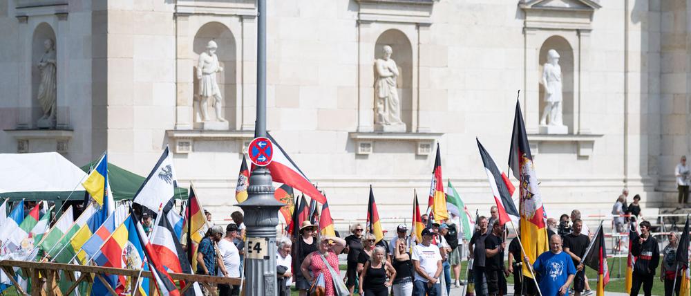 Sogenannte Reichsbürger demonstrieren auf dem Königsplatz in München. Titel der Veranstaltung ist: „Das große Treffen der Bundesstaaten, Heimath und Weltfrieden“. (Archivfoto)
