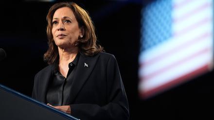 Kamala Harris hat es kurz vor der US-Präsidentschaftswahl erneut auf das Cover der Modezeitschrift „Vogue“ geschafft. (Archivbild)