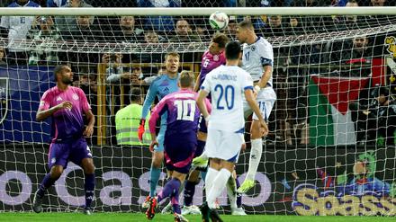 Bosniens baumlanger Angreifer Edin Dzeko (r) ist höher in der Luft als Joshua Kimmich und überwindet per Kopf Torwart Alexander Nübel.