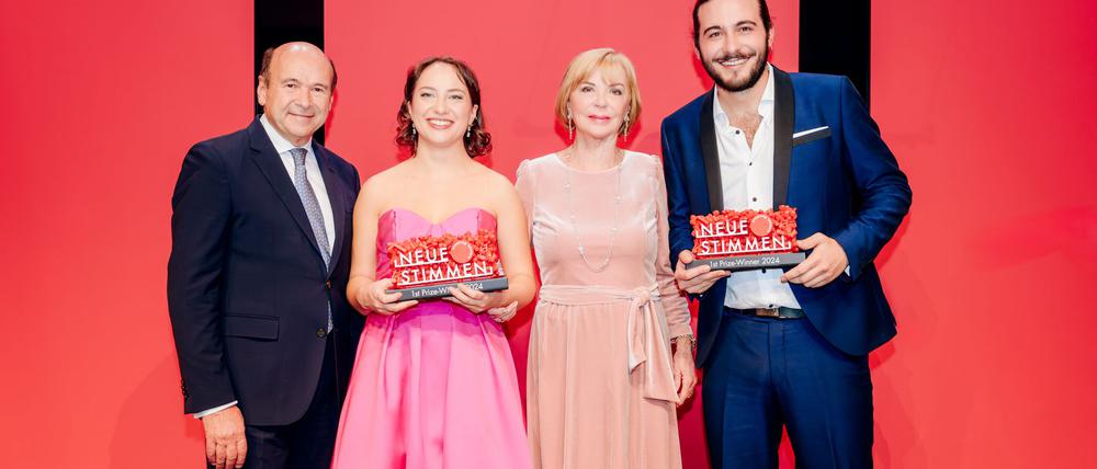 Die Sieger des internationalen Gesangswettbewerbs „Neue Stimmen 2024“: Magdalena Lucjan aus Polen (2.v.l) und Alejandro Baliñas Vieites aus Spanien (r).