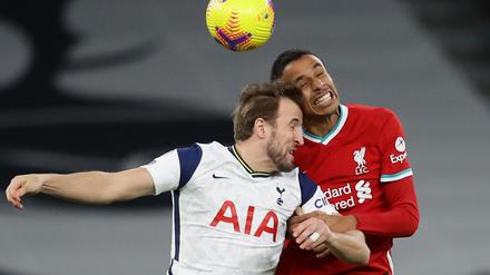 Joel Matip (r) im Zweikampf mit Harry Kane