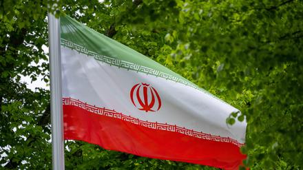 Die Flagge der Islamischen Republik Iran weht im Wind vor der Botschaft des Staates an der Podbielskiallee.