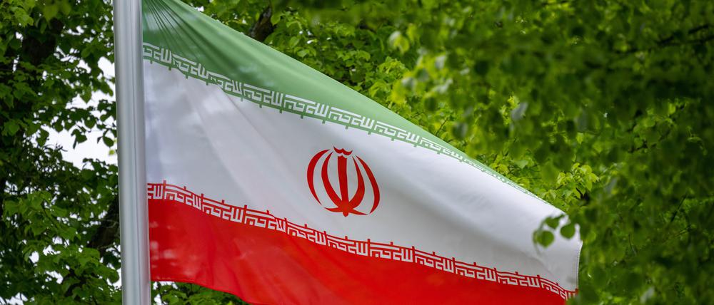 Die Flagge der Islamischen Republik Iran weht im Wind vor der Botschaft des Staates an der Podbielskiallee.