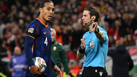 Auf Wiedersehen. Virgil van Dijk musste in Budapest mit Gelb-Rot vom Platz.