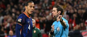 Auf Wiedersehen. Virgil van Dijk musste in Budapest mit Gelb-Rot vom Platz.