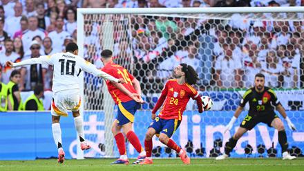 Marc Cucurella stoppt den Schuss von Jamal Musiala (l) mit seinem Arm.