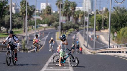 Menschen in Israel sind mit ihren Fahrrädern auf einer leeren Straße am Feiertag Jom Kippur unterwegs (Foto aktuell).