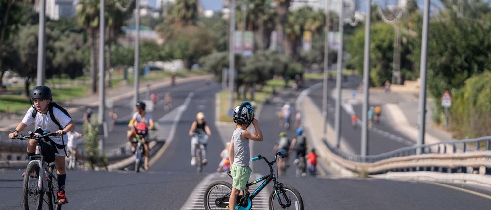 Menschen in Israel sind mit ihren Fahrrädern auf einer leeren Straße am Feiertag Jom Kippur unterwegs (Foto aktuell).
