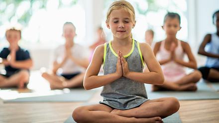 Kinder beim Yoga.