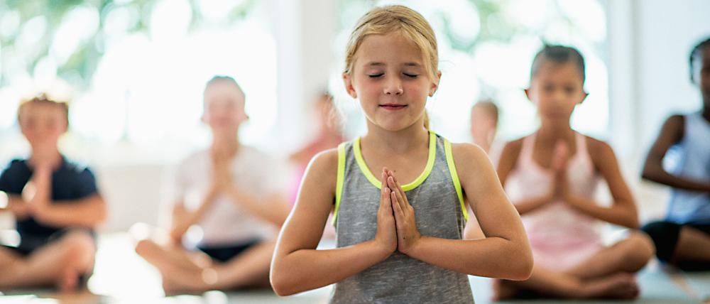 Kinder beim Yoga.