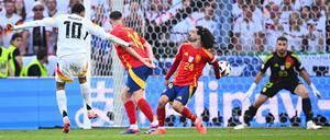 Klares Handspiel. Aber Elfmeter gab es seinerzeit im EM-Viertelfinale für Deutschland gegen Spanien nicht.