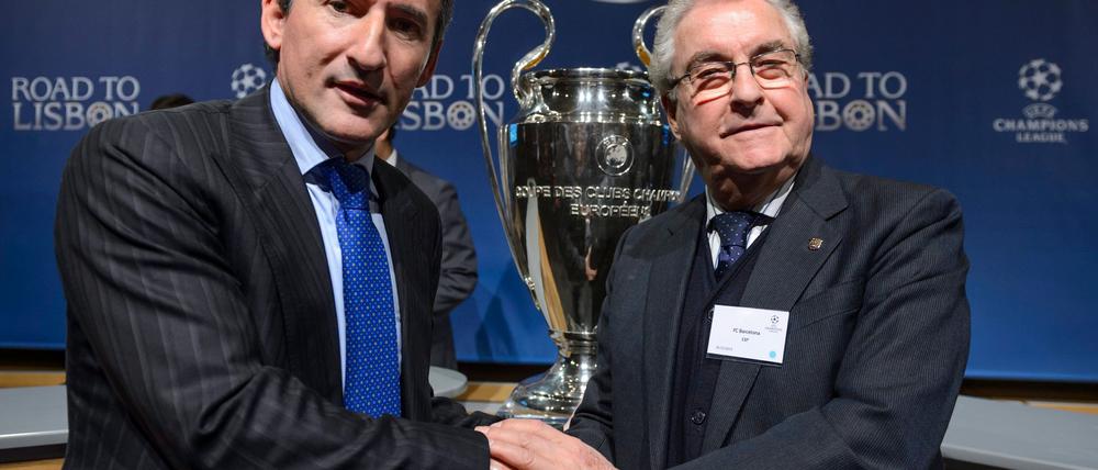 Txiki Begiristain (l.), hier mit dem früheren Vizepräsidenten des FC Barcelona, Amador Bernabeu, verlässt zum Saisonende Manchester City.