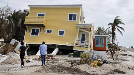Menschen schauen sich ein Haus an, das während des Hurrikans „Milton“ in Bradenton Beach eingestürzt ist (Symbolbild).
