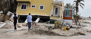 Menschen schauen sich ein Haus an, das während des Hurrikans „Milton“ in Bradenton Beach eingestürzt ist (Symbolbild).