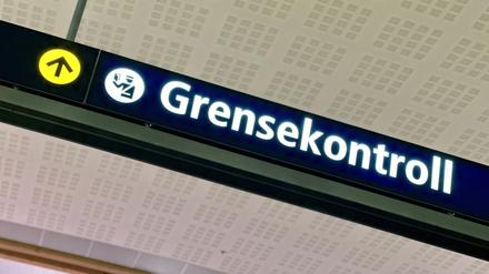Am Flughafen Oslo-Gardermoen wird auf Grenzkontrollen hingewiesen (Symbolbild).