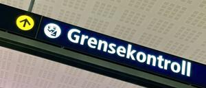 Am Flughafen Oslo-Gardermoen wird auf Grenzkontrollen hingewiesen (Symbolbild).