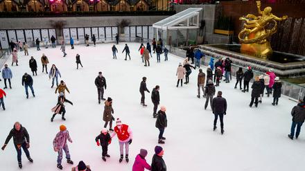 Die traditionelle Eisbahn am Rockefeller Center ist wieder offen. (Archivbild)
