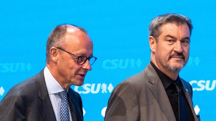 Bayerns Ministerpräsident Markus Söder (CSU) und CDU-Chef Friedrich Merz auf der Bühne beim CSU-Parteitag (Symbolbild)