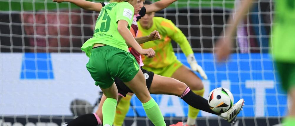 Schuss ins Glück: Vivien Endemann trifft sehenswert zum 1:0 für Wolfsburg.
