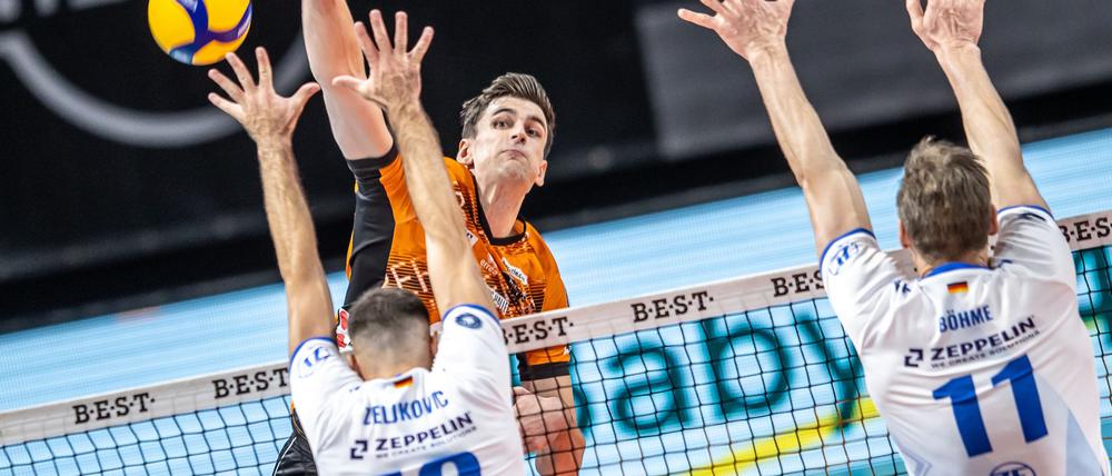 Jake Hanes gelangen für die BR Volleys im dritten Satz entscheidende Punkte.
