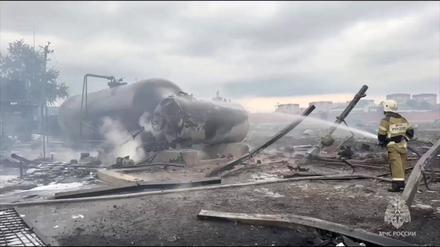 Ein Feuerwehrmann arbeitet an einer Tankstelle in Grosny.