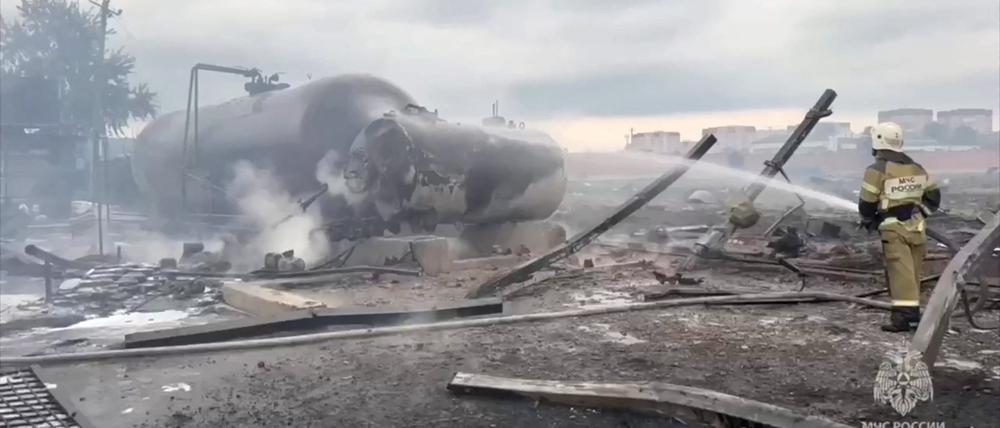 Ein Feuerwehrmann arbeitet an einer Tankstelle in Grosny.