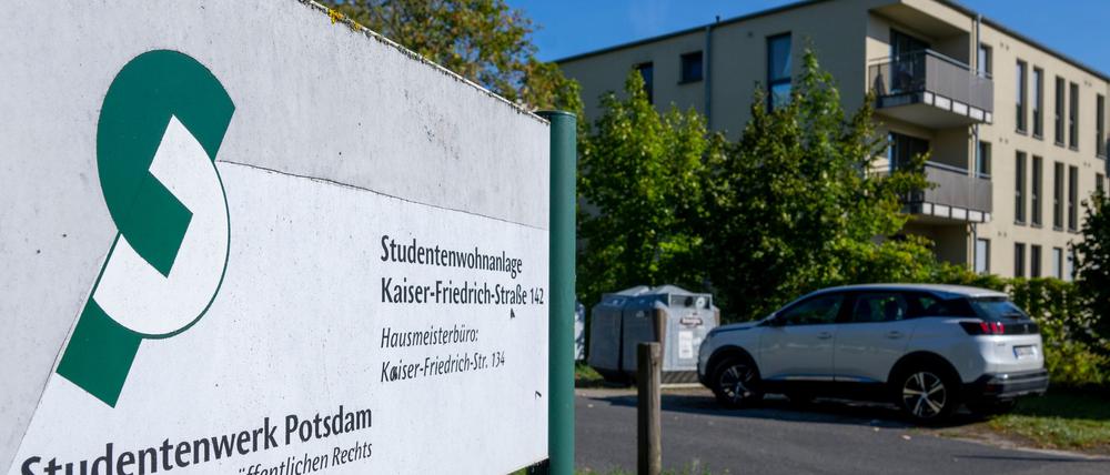 Tausende junge Leute haben in Brandenburg zum Wintersemester ein Studium aufgenommen - in einigen Hochschulstädten bereitet ihnen knapper Wohnraum Probleme (Archivbild). 