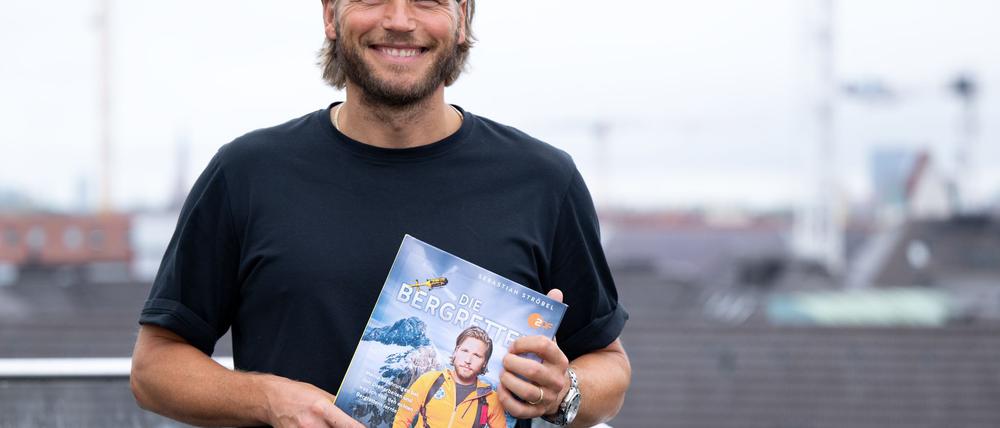 In dem Buch „Die Bergretter“ erzählt Schauspieler Sebastian Ströbel von den Dreharbeiten zur gleichnamigen ZDF-Serie.