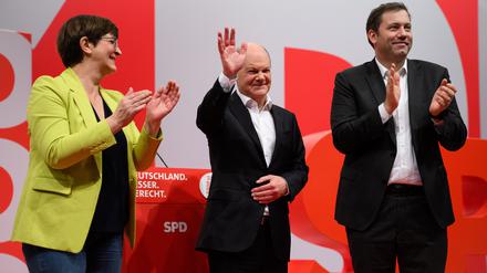 Bundeskanzler Olaf Scholz (M, SPD)  zusammen mit Saskia Esken (l), Vorsitzende der SPD, und Lars Klingbeil, Vorsitzender der SPD.